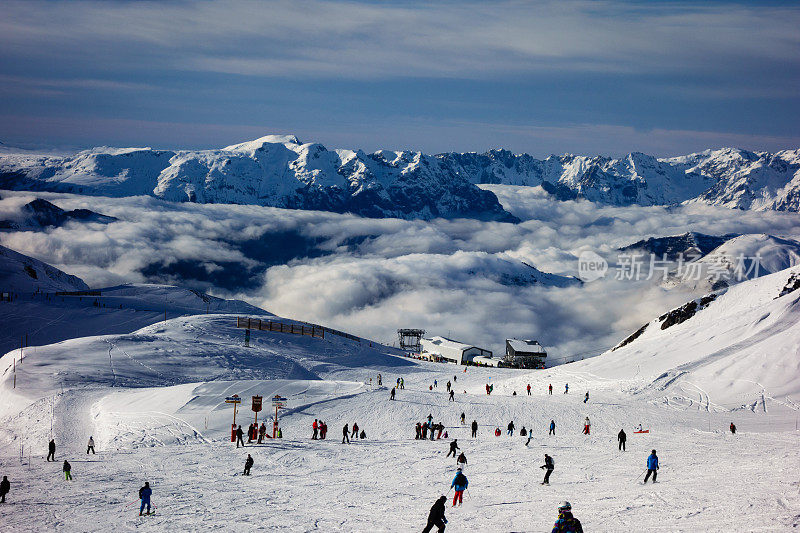 Les Deux Alpes滑雪胜地在法国阿尔卑斯山